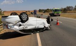 Passageira fica ferida após carro bater em guard-rail, capotar e ser atingido por carreta na BR-050, em Catalão Passageira fica ferida após carro bater em guard-rail, capotar e ser atingido por carreta na BR-050, em Catalão