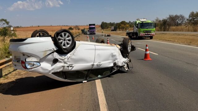 Passageira fica ferida após carro bater em guard-rail, capotar e ser atingido por carreta na BR-050, em Catalão