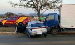 Colisão entre caminhão e carro deixa motorista ferido na GO-330, em Ipameri Colisão entre caminhão e carro deixa motorista ferido na GO-330, em Ipameri