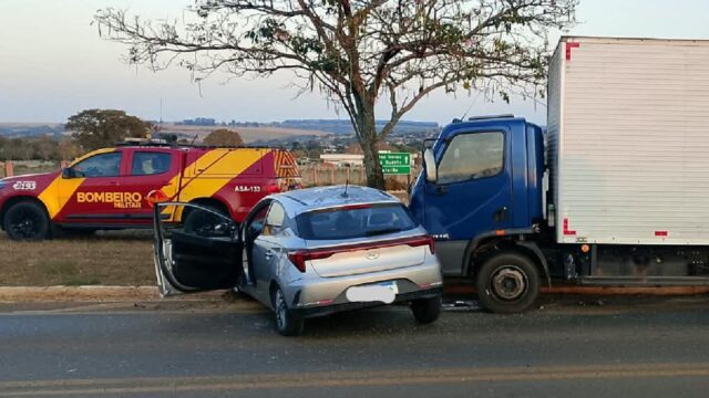 Colisão entre caminhão e carro deixa motorista ferido na GO-330, em Ipameri