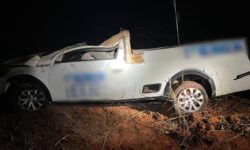 Veículo funerário capota após pneu estourar na BR-050, em Catalão Veículo funerário capota após pneu estourar na BR-050, em Catalão