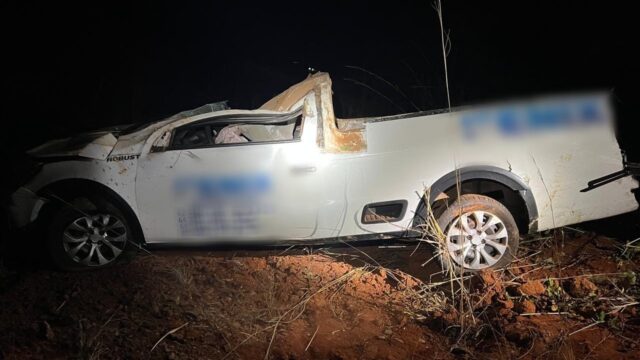 Veículo funerário capota após pneu estourar na BR-050, em Catalão