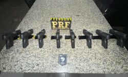 Passageira de ônibus é presa com oito pistolas escondidas em mochila na BR-153, em Porangatu Passageira de ônibus é presa com oito pistolas escondidas em mochila na BR-153, em Porangatu