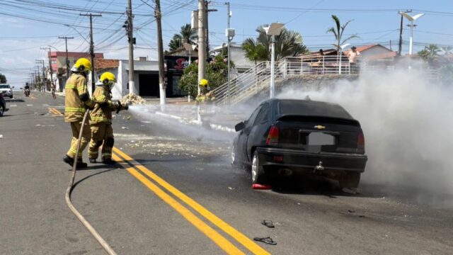 Carro pega fogo no Centro de Catalão e mobiliza Corpo de Bombeiros; ninguém ficou ferido