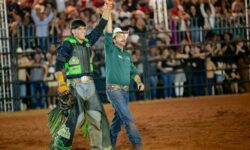 Filho da casa, Iago Aleixo Alves é campeão do rodeio em touros do Ouvidor Rodeio Show Filho da casa, Iago Aleixo Alves é campeão do rodeio em touros do Ouvidor Rodeio Show