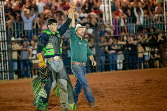 Filho da casa, Iago Aleixo Alves é campeão do rodeio em touros do Ouvidor Rodeio Show