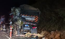 Colisão entre duas carretas deixa dois feridos e provoca incêndio na BR-050, em Araguari Colisão entre duas carretas deixa dois feridos e provoca incêndio na BR-050, em Araguari