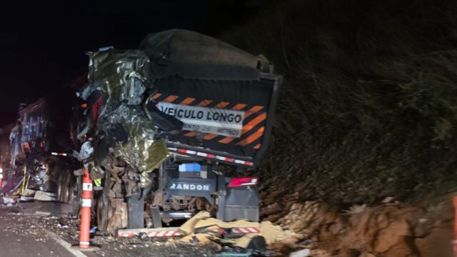 Colisão entre duas carretas deixa dois feridos e provoca incêndio na BR-050, em Araguari