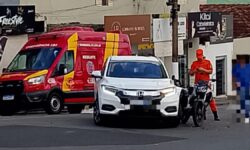 Homem fica ferido após colisão entre carro e moto em Catalão Homem fica ferido após colisão entre carro e moto em Catalão