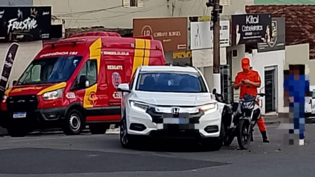 Homem fica ferido após colisão entre carro e moto em Catalão