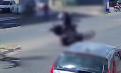 Câmera registra colisão entre duas motos que deixou homem ferido em Catalão