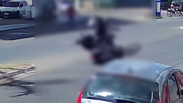 Câmera registra colisão entre duas motos que deixou homem ferido em Catalão