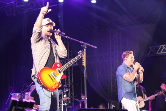 Segunda noite do Ouvidor Rodeio Show é sucesso total e leva multidão para assistir George Henrique & Rodrigo
