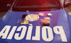 Indivíduo de 18 anos é detido com crack e cocaína após fugir de blitz em Goiandira Indivíduo de 18 anos é detido com crack e cocaína após fugir de blitz em Goiandira