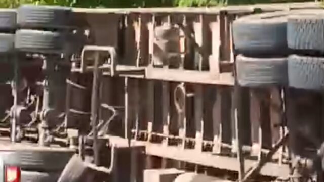 Motorista morre após carreta tombar na GO-020, entre Santa Cruz de Goiás e Cristianópolis