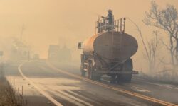 Incêndio de grandes proporções atinge vegetação às margens da GO-139 entre Marzagão e Caldas Novas Incêndio de grandes proporções atinge vegetação às margens da GO-139 entre Marzagão e Caldas Novas