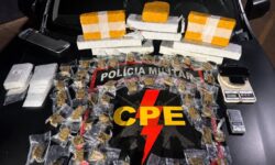 CPE apreende cerca de 11 kg de maconha e prende dois suspeitos em Pires do Rio CPE apreende cerca de 11 kg de maconha e prende dois suspeitos em Pires do Rio