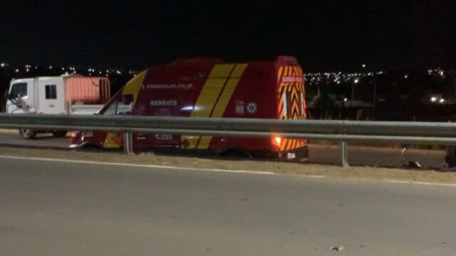 Motociclista fica ferido após bater contra guard-rail na GO-330, em Catalão
