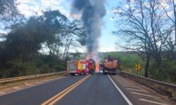 Carreta-cegonha com nove veículos elétricos e híbridos pega fogo na BR-364, em Mineiros Carreta-cegonha com nove veículos elétricos e híbridos pega fogo na BR-364, em Mineiros