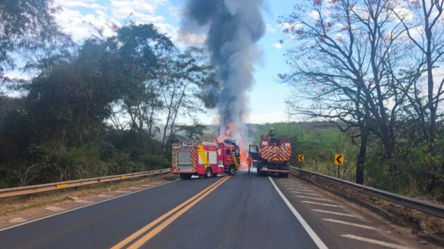 Carreta-cegonha com nove veículos elétricos e híbridos pega fogo na BR-364, em Mineiros