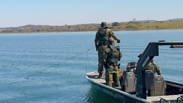 PM apreende rede de 300 metros e armadilha usadas na pesca predatória no Rio Paranaíba, em Corumbaíba