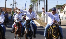 Deputado Jamil Calife participa da cavalgada que marcou a abertura da 1ª Expo Corumbaíba