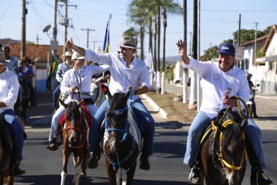 Deputado Jamil Calife participa da cavalgada que marcou a abertura da 1ª Expo Corumbaíba