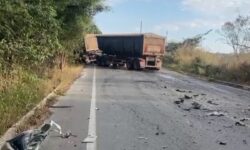 Homem morre e dois ficam feridos em acidente entre van e carreta na GO-330, em Ipameri Homem morre e dois ficam feridos em acidente entre van e carreta na GO-330, em Ipameri