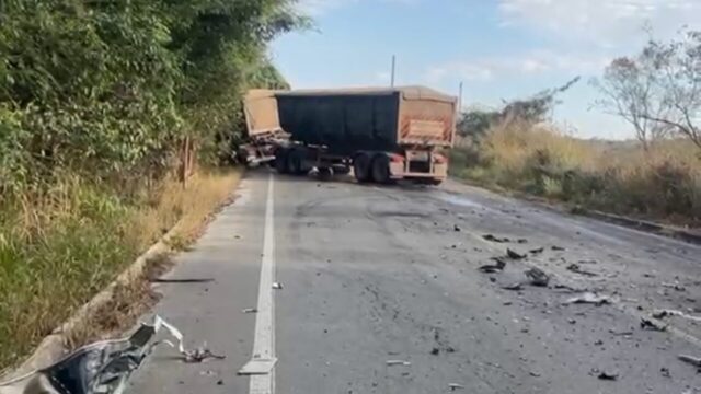 Homem morre e dois ficam feridos em acidente entre van e carreta na GO-330, em Ipameri