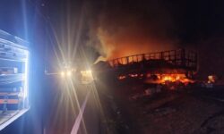 Colisão entre duas carretas deixa dois feridos e provoca incêndio na BR-050, em Araguari Colisão entre duas carretas deixa dois feridos e provoca incêndio na BR-050, em Araguari