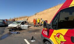 Carro capota após pneu estourar na GO-139, em Caldas Novas Carro capota após pneu estourar na GO-139, em Caldas Novas