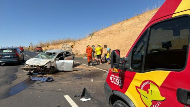 Carro capota após pneu estourar na GO-139, em Caldas Novas