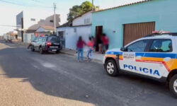 Jovem é encontrada morta dentro de casa e companheiro é preso em Uberlândia Jovem é encontrada morta dentro de casa e companheiro é preso em Uberlândia