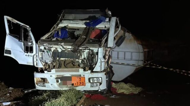Motorista morre após caminhão carregado com etanol tombar na GO-320, em Edéia