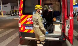 Motociclista fica ferido após bater na traseira de veículo parado em semáforo em Catalão