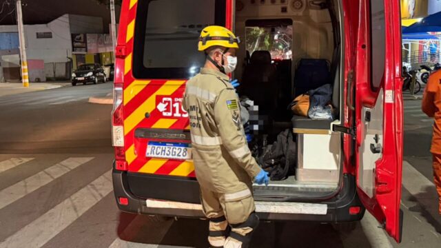 Motociclista fica ferido após bater na traseira de veículo parado em semáforo em Catalão