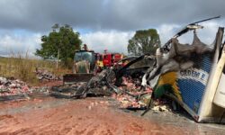 Incêndio atinge carreta carregada com leite condensado na GO-210, em Corumbaíba
