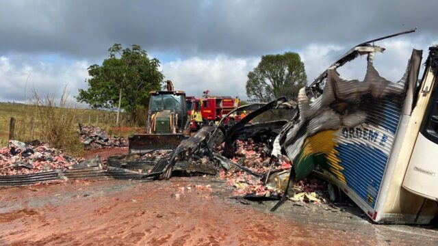 Incêndio atinge carreta carregada com leite condensado na GO-210, em Corumbaíba