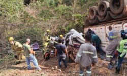 Vereador e secretário de Leopoldo de Bulhões ficam gravemente feridos em acidente entre carro e caminhão na GO-010 Vereador e secretário de Leopoldo de Bulhões ficam gravemente feridos em acidente entre carro e caminhão na GO-010