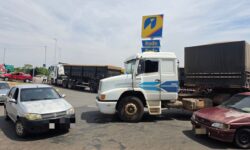 Acidente envolvendo Fiat Strada e duas carretas é registrado em local de grande fluxo no viaduto da BR-050 que dá acesso ao bairro Castelo Branco Acidente envolvendo Fiat Strada e duas carretas é registrado em local de grande fluxo no viaduto da BR-050 que dá acesso ao bairro Castelo Branco
