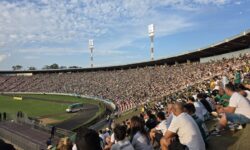 Uberlândia e São Paulo negociam amistoso no Parque do Sabiá Uberlândia e São Paulo negociam amistoso no Parque do Sabiá