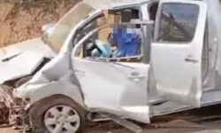Caminhonete e carro ficam destruídos após colisão frontal na GO-020, em Cristianópolis Caminhonete e carro ficam destruídos após colisão frontal na GO-020, em Cristianópolis