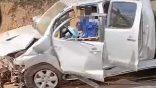Caminhonete e carro ficam destruídos após colisão frontal na GO-020, em Cristianópolis