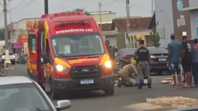 Motociclista fica ferida após colisão entre carro e moto no Centro de Ouvidor