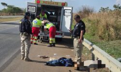 Queda de motocicleta deixa duas pessoas feridas na BR-050, em Catalão Queda de motocicleta deixa duas pessoas feridas na BR-050, em Catalão
