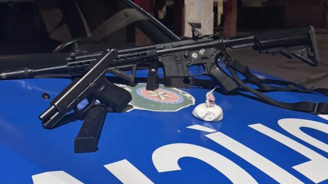 Homem é preso com arma e drogas após denúncia em Pires do Rio