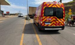 Motorista perde controle e caminhão bate contra defesa metálica no início da GO-330, em Catalão Motorista perde controle e caminhão bate contra defesa metálica no início da GO-330, em Catalão