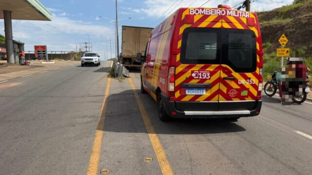 Motorista perde controle e caminhão bate contra defesa metálica no início da GO-330, em Catalão
