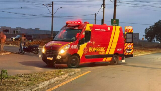 Motociclista foge após acidente entre duas motos e deixa passageira ferida no Bairro Paineiras, em Catalão