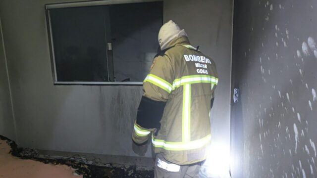 Ventilador pega fogo e causa danos em quarto de casa em Catalão